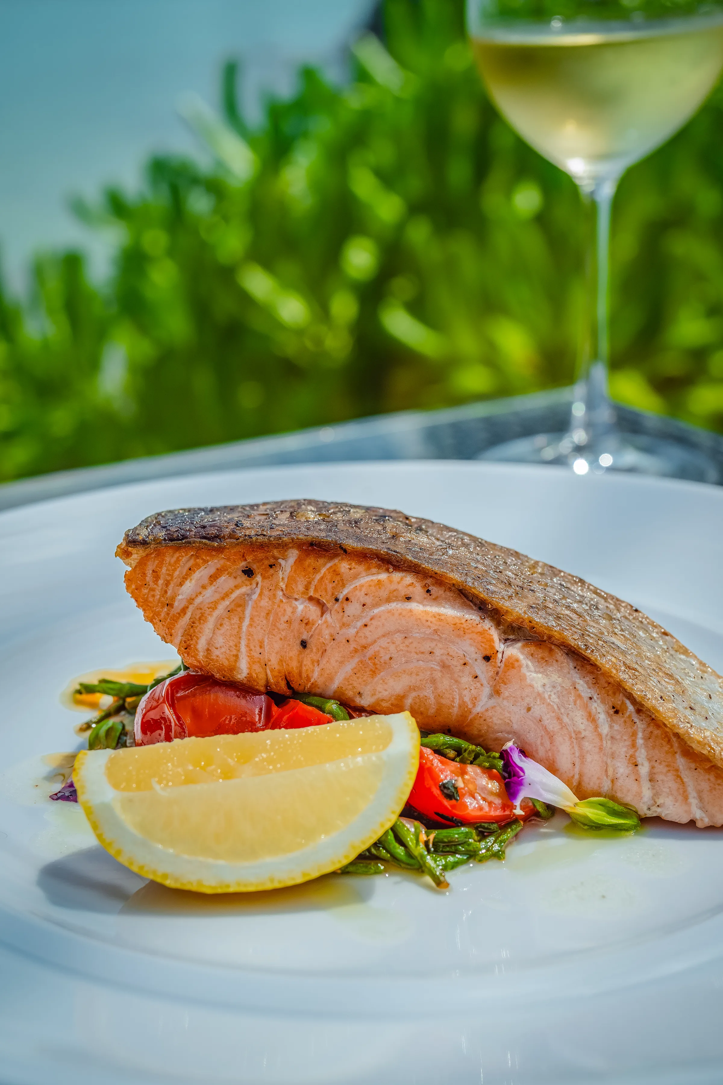 Salmone del Re con Pomodori e Verdure Croccanti