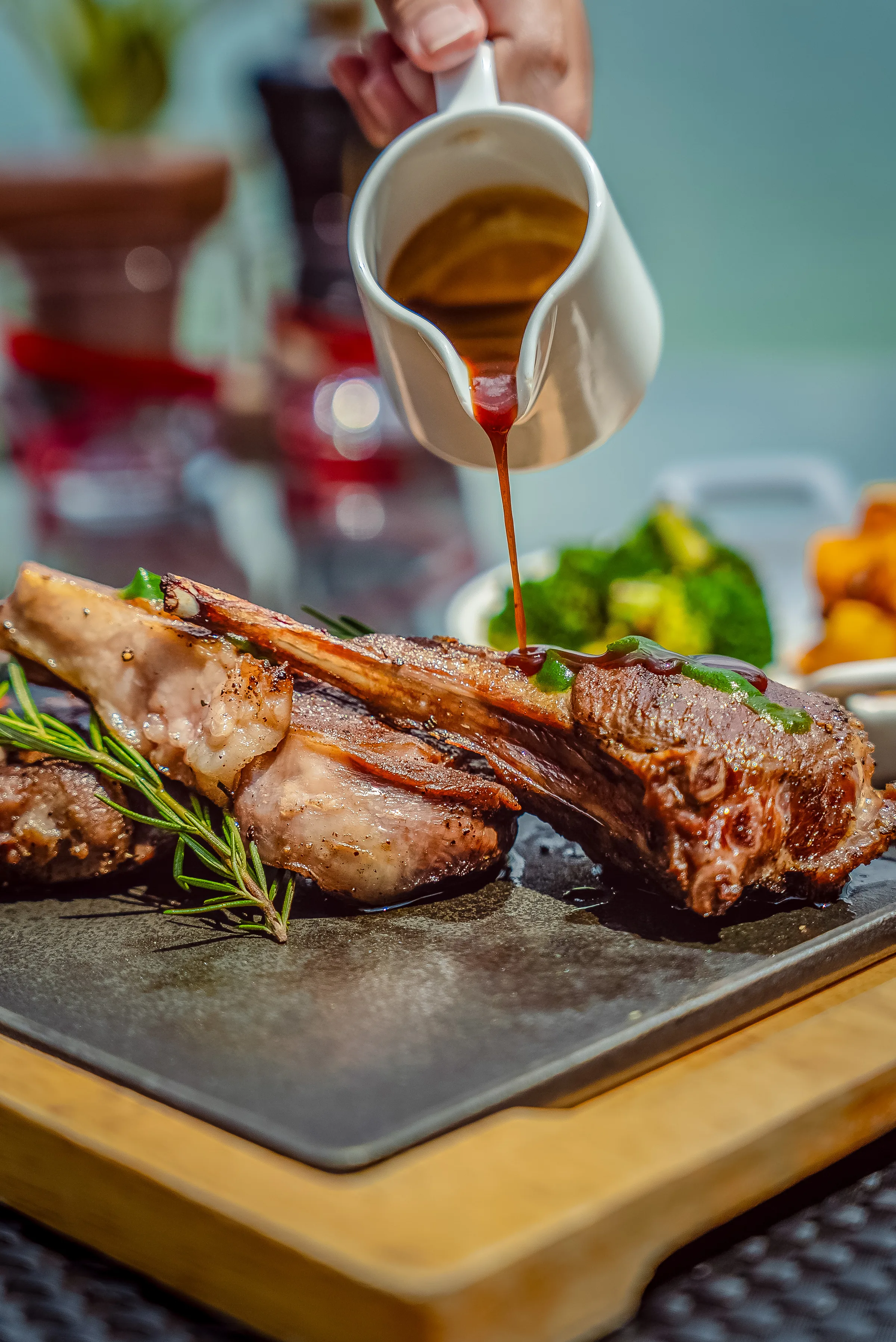 Grilled lamb chops with aromatic herb sauce